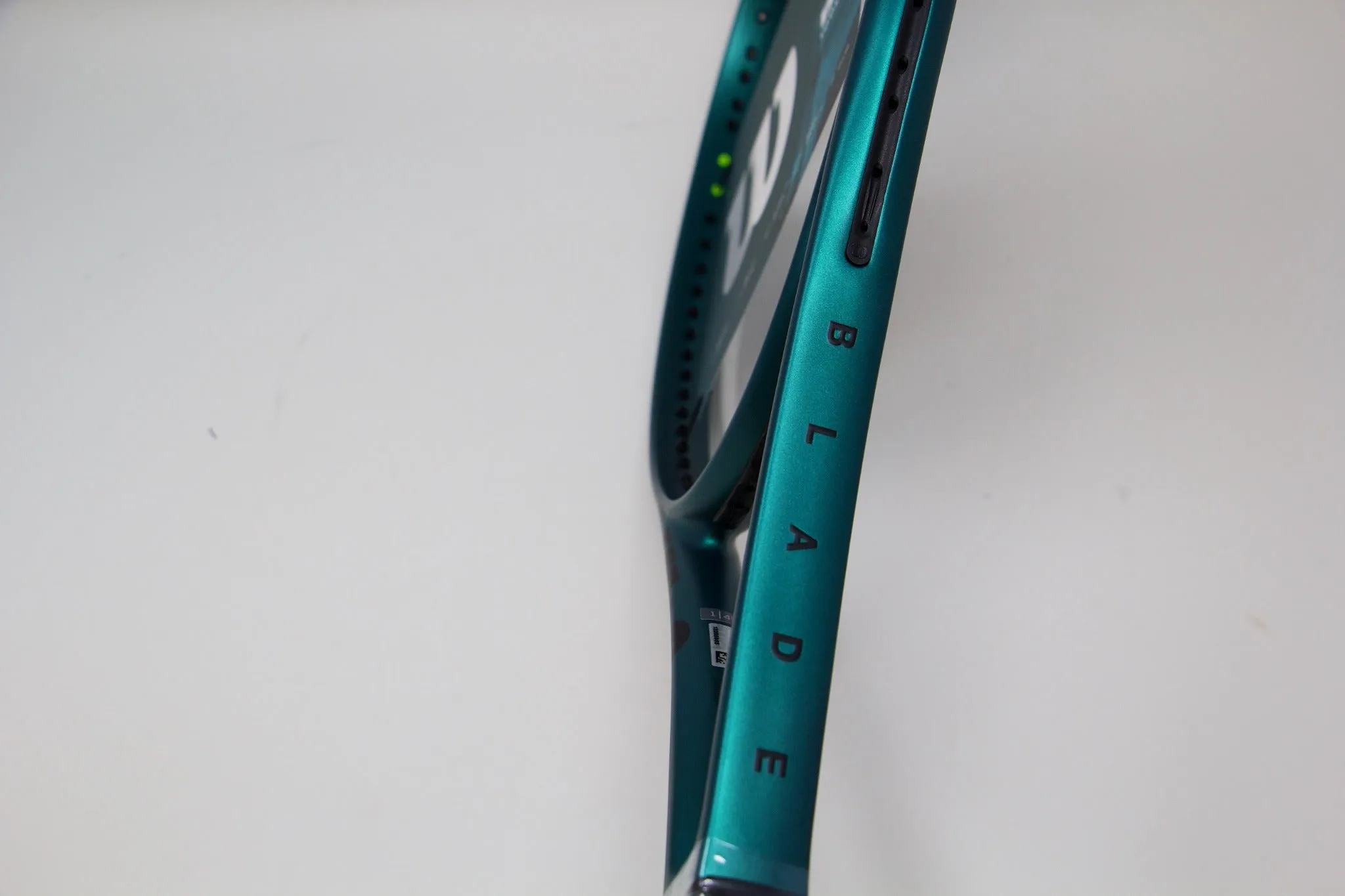 Wilson Blade 98 (16x19) v9 Tennis Racket